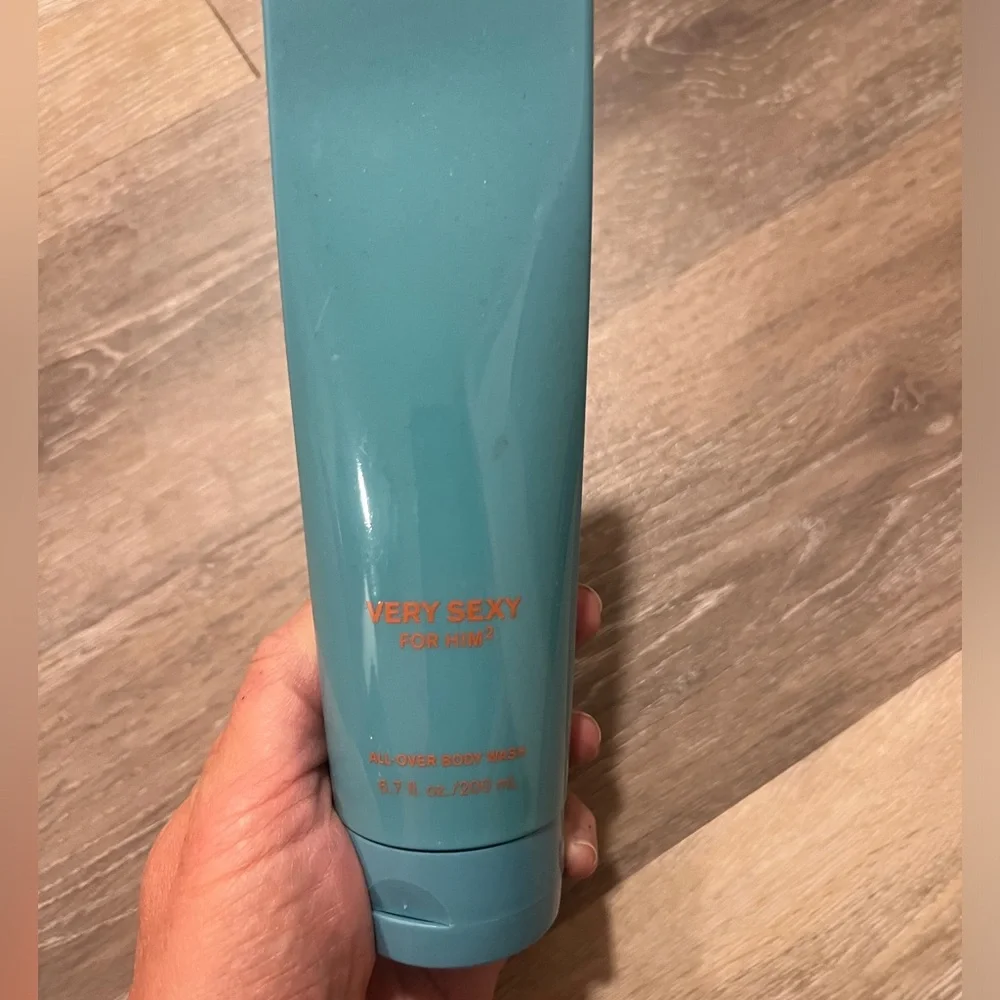 Victoria’s Secret Very sexy for him‎ 2 body wash